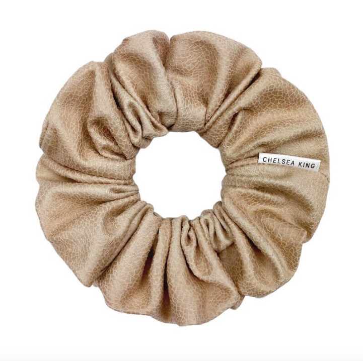 Chelsea King Bordeaux Faux Suede Scrunchie - Blanc